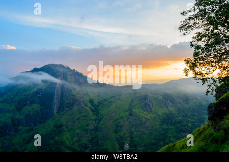 Vista di Ellas roccia da poco Adams picco, Ella, Sri Lanka Foto Stock