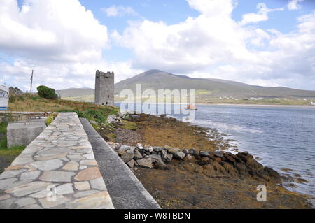 Torre medievale, Achill Island, nella contea di Mayo, Connacht, Repubblica di Irlanda Foto Stock