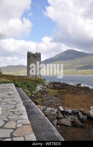 Torre medievale, Achill Island, nella contea di Mayo, Connacht, Repubblica di Irlanda Foto Stock