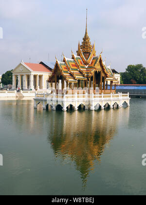 Aisawan Dhiphya-Asana padiglione flottante, Bang Pa-In Royal Palace, Thailandia, Asia Foto Stock