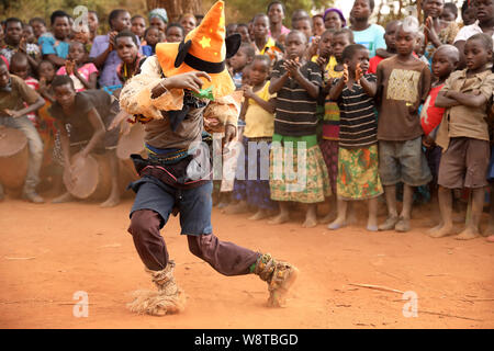 Nyau tradizionali ballerini con la maschera per il viso a un Gule Wamkulu cerimonia in remoto villaggio vicino Ntchisi. Il Malawi è uno dei paesi più poveri del mondo Foto Stock