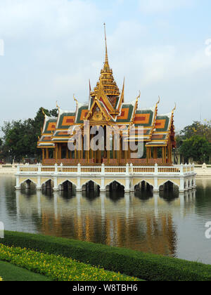 Aisawan Dhiphya-Asana padiglione flottante, Bang Pa-In Royal Palace, Thailandia, Asia Foto Stock