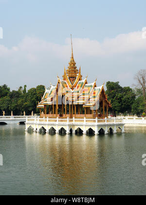 Aisawan Dhiphya-Asana padiglione flottante, Bang Pa-In Royal Palace, Thailandia, Asia Foto Stock