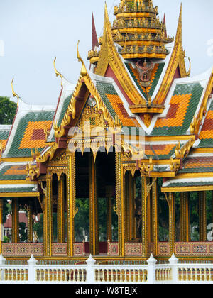 Aisawan Dhiphya-Asana padiglione flottante, Bang Pa-In Royal Palace, Thailandia, Asia Foto Stock