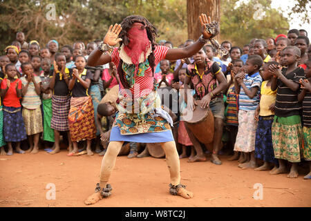 Nyau tradizionali ballerini con la maschera per il viso a un Gule Wamkulu cerimonia in remoto villaggio vicino Ntchisi. Il Malawi è uno dei paesi più poveri del mondo Foto Stock