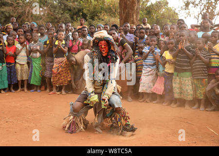 Nyau tradizionali ballerini con la maschera per il viso a un Gule Wamkulu cerimonia in remoto villaggio vicino Ntchisi. Il Malawi è uno dei paesi più poveri del mondo Foto Stock