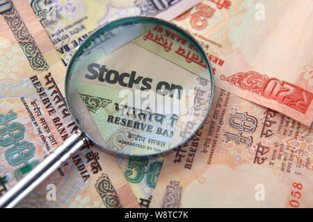 Lente di ingrandimento sulla Indian carta moneta Foto Stock