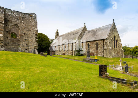 San Tommaso Apostolo chiesa è situata tra le rovine del XII secolo St Dogmaels Abbey, vicino Cardigan, Pembrokeshire, Wales, Regno Unito Foto Stock