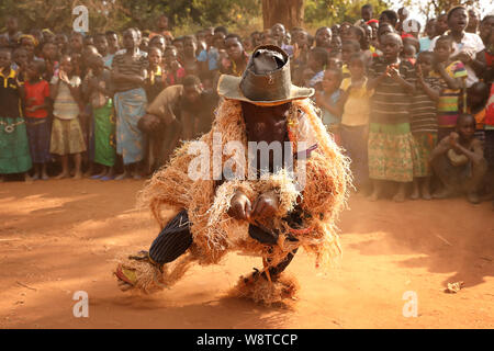 Nyau tradizionali ballerini con la maschera per il viso a un Gule Wamkulu cerimonia in remoto villaggio vicino Ntchisi. Il Malawi è uno dei paesi più poveri del mondo Foto Stock