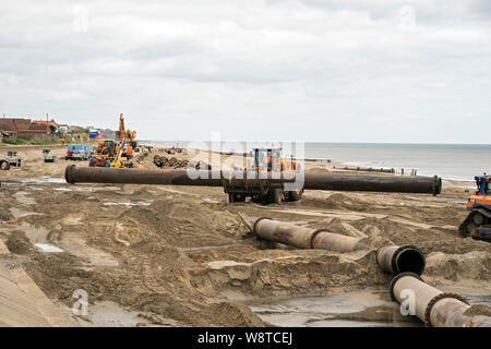 Bacton e Walcott sandscaping erosione costiera protezione, Bacton, Norfolk, Inghilterra, Regno Unito 11 agosto 2019 Foto Stock