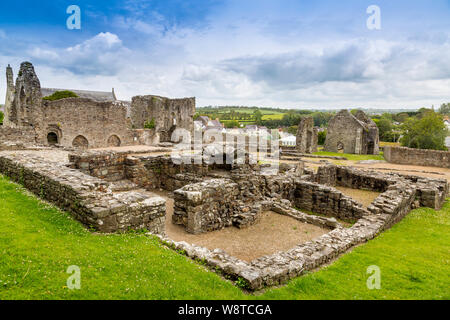 Le rovine del XII secolo St Dogmaels Abbey, vicino Cardigan, Pembrokeshire, Wales, Regno Unito Foto Stock