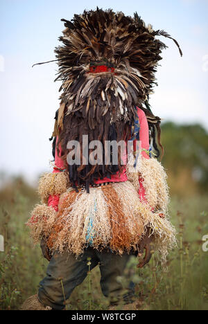 Tradizionale ballerino Nyau con la maschera per il viso a un Gule Wamkulu cerimonia in remoto villaggio vicino Ntchisi. Il Malawi è uno dei paesi più poveri del mondo Foto Stock