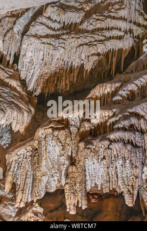 La Grotta dei Cristalli Bermuda - attrazione turistica in Hamilton Bermuda - acqua cristallina & lago sotterraneo - calcare stalattiti e stalagmiti Foto Stock