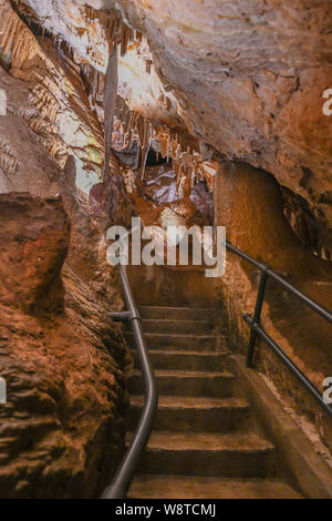 La Grotta dei Cristalli Bermuda - attrazione turistica in Hamilton Bermuda - acqua cristallina & lago sotterraneo - calcare stalattiti e stalagmiti Foto Stock