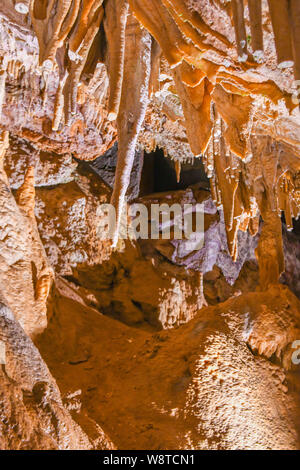 La Grotta dei Cristalli Bermuda - attrazione turistica in Hamilton Bermuda - acqua cristallina & lago sotterraneo - calcare stalattiti e stalagmiti Foto Stock