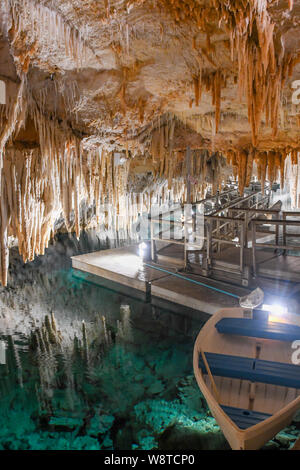 La Grotta dei Cristalli Bermuda - attrazione turistica in Hamilton Bermuda - acqua cristallina & lago sotterraneo - calcare stalattiti e stalagmiti Foto Stock