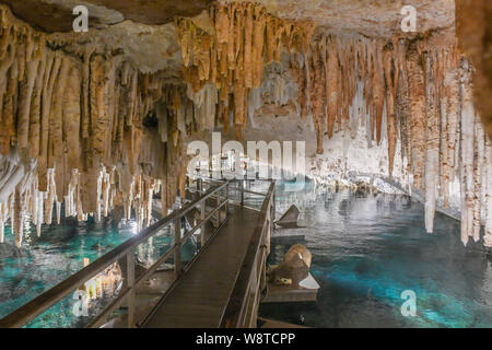 La Grotta dei Cristalli Bermuda - attrazione turistica in Hamilton Bermuda - acqua cristallina & lago sotterraneo - calcare stalattiti e stalagmiti Foto Stock