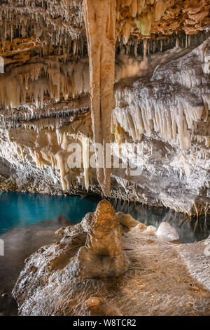 La Grotta dei Cristalli Bermuda - attrazione turistica in Hamilton Bermuda - acqua cristallina & lago sotterraneo - calcare stalattiti e stalagmiti Foto Stock