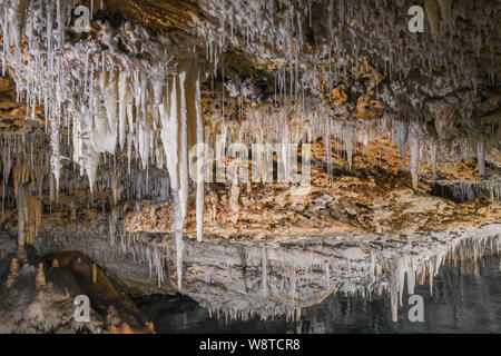 La Grotta dei Cristalli Bermuda - attrazione turistica in Hamilton Bermuda - acqua cristallina & lago sotterraneo - calcare stalattiti e stalagmiti Foto Stock