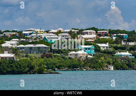 Hamilton Bermuda Isola homes - edificio color pastello su Bermuda - case colorate graziosi edifici sull isola tropicale - Hamilton Bermuda pastelli litorale Foto Stock