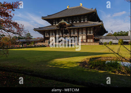 Famoso impressionante più grande edificio in legno constructure Naras al tempio Todaiji contiene statua del Daibutsu, Grande Buddha, Giappone Novembre 2018 Foto Stock