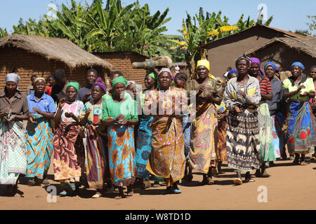 Ballerini tradizionali a Gule Wamkulu cerimonia in un remoto villaggio vicino Ntchisi. Il Malawi è uno dei paesi più poveri del mondo. Foto Stock