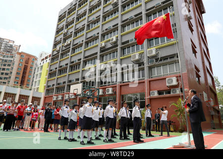 Hong Kong, Cina. 11 Ago, 2019. Le persone che frequentano un flag il sollevamento cerimonia presso una scuola media in Yuen Long di Nuovi Territori di Hong Kong, Cina del Sud, 11 Agosto, 2019. L'associazione di Hong Kong bandiera-guardie ha tenuto una bandiera sollevamento cerimonia presso una scuola media di domenica. Credito: Wu Xiaochu/Xinhua/Alamy Live News Foto Stock