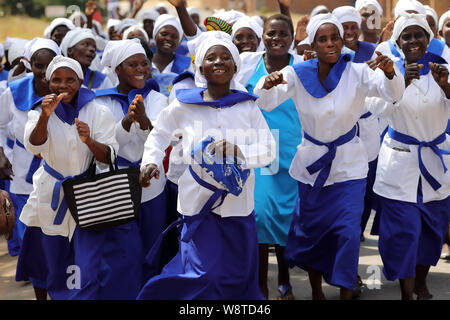 Ballerini tradizionali della chiesa anglicana nelle strade di Nkhotakota. Il Malawi è uno dei paesi più poveri del mondo. Foto Stock