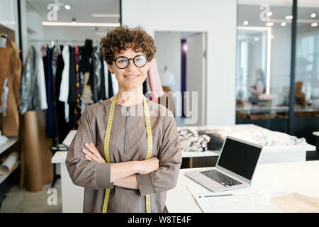 Il successo di giovani designer di moda su sfondo di raccolta informale Foto Stock