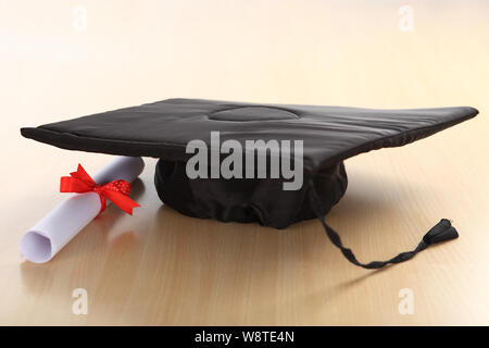 Mortarboard con diploma Foto Stock