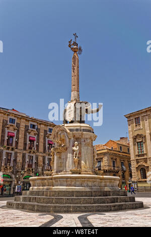 Fontana dell'Elefante nella Piazza del Duomo di Catania, Sicilia, Italia. Foto Stock