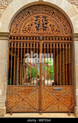 Gateway precedente a vigneto nel villaggio di Fuissé vicino a Macon, regione Borgogna, in Francia. Foto Stock