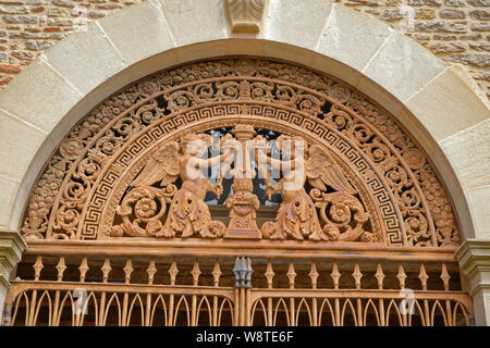 Il vecchio gateway arch a vigneto nel villaggio di Fuissé vicino a Macon, regione Borgogna, in Francia. Foto Stock