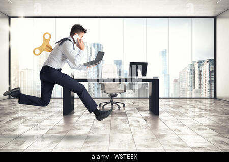 Imprenditore corre per lavorare senza affaticarsi con energia extra Foto Stock