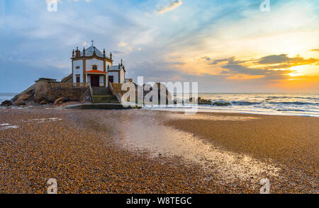 Sao Pedro cappella di Atlantic Beach al tramonto, Portogallo Foto Stock