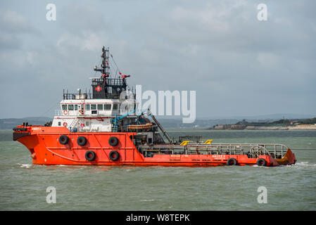 L'oceano andando tug ambra II uscire Portsmouth, Regno Unito il 11 agosto 2019 il traino del Naval RFA ausiliario Black Rover per un bagno turco breakers cantiere. Foto Stock