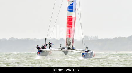 Cowes, Isle of Wight, Regno Unito. 11 agosto 2019. Gran Bretagna Team SailGP helmed da Chris Draper durante SailGP Cowes il 11 agosto 2019. Foto di Phil Hutchinson. Solo uso editoriale, è richiesta una licenza per uso commerciale. Nessun uso in scommesse, giochi o un singolo giocatore/club/league pubblicazioni. Credit: UK Sports Pics Ltd/Alamy Live News Foto Stock