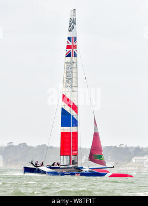 Cowes, Isle of Wight, Regno Unito. 11 agosto 2019. Gran Bretagna Team SailGP helmed da Chris Draper durante SailGP Cowes il 11 agosto 2019. Foto di Phil Hutchinson. Solo uso editoriale, è richiesta una licenza per uso commerciale. Nessun uso in scommesse, giochi o un singolo giocatore/club/league pubblicazioni. Credit: UK Sports Pics Ltd/Alamy Live News Foto Stock