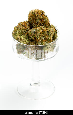 In vetro trasparente che serve di cannabis gemme isolate su uno sfondo bianco Foto Stock