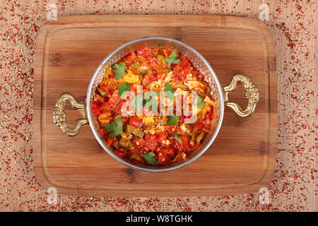 Uova e omelette di pomodoro per la prima colazione da un angolo alto Foto Stock