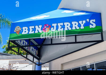 BURBANK, CA/STATI UNITI D'America - 19 settembre 2015: Ben & Jerry esterno dello store. Ben & Jerry's produce gelati, yogurt congelato e sorbetto. Foto Stock