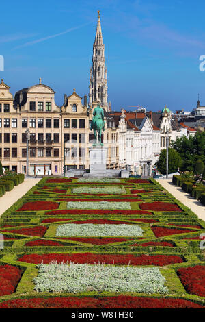Mont des Arts Gardens e la Torre del Municipio, Bruxelles, Belgio Foto Stock