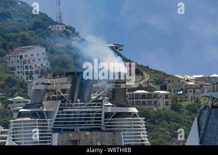 Il fumo esce fuori di una nave da crociera fumaiolo - Inquinamento atmosferico Sint Maarten island - la libertà dei mari Royal Caribbean cruiseliner Foto Stock
