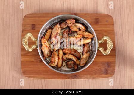 Servire il pollo fritto in alto angolo di recipiente di rame sul tavolo di legno Foto Stock