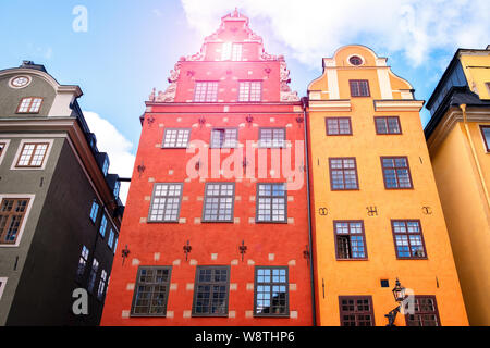 Parte della facciata di un rosso bruno edificio storico illuminato, riflette i riquadri della finestra, nella vecchia città di Gamla Stan di Stoccolma, Svezia. Serie Foto Stock