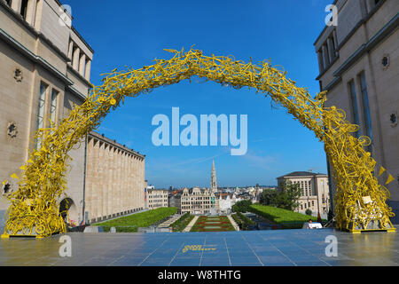 Arco giallo di biciclette al Mont des Arts Gardens e la Torre del Municipio, Bruxelles, Belgio creato per il Grand partono Foto Stock
