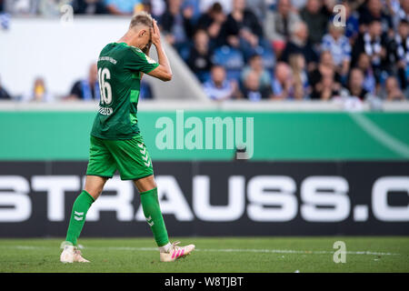 Duisburg, Germania. 11 Ago, 2019. Calcio: DFB Cup, MSV Duisburg - SpVgg Greuther Fürth, 1° round. Fürth's Havard Nielsen reagisce durante il gioco. Credito: Marius Becker/dpa - NOTA IMPORTANTE: In conformità con i requisiti del DFL Deutsche Fußball Liga o la DFB Deutscher Fußball-Bund, è vietato utilizzare o hanno utilizzato fotografie scattate allo stadio e/o la partita in forma di sequenza di immagini e/o video-come sequenze di foto./dpa/Alamy Live News Foto Stock