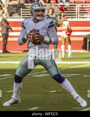 Agosto 10, 2019, Santa Clara, California, U.S: Dallas Cowboys quarterback Dak Prescott (4) in azione il Sabato, 10 agosto 2019, a Levis Stadium di Santa Clara, California. Il 49ers sconfitto il cowboy 17-9 in una partita di preseason. (Credito Immagine: © Al Golub/ZUMA filo) Foto Stock