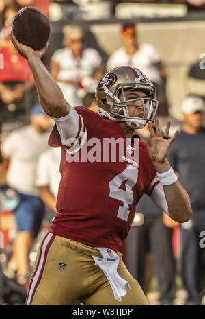 Agosto 10, 2019, Santa Clara, California, U.S: San Francisco 49ers quarterback Nick Mullens (4) rende il touchdown su Sabato, 10 agosto 2019, a Levis Stadium di Santa Clara, California. Il 49ers sconfitto il cowboy 17-9 in una partita di preseason. (Credito Immagine: © Al Golub/ZUMA filo) Foto Stock