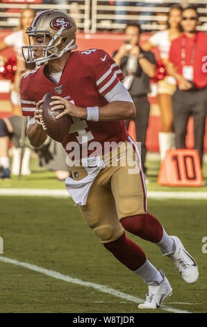 Agosto 10, 2019, Santa Clara, California, U.S: San Francisco 49ers quarterback Nick Mullens (4) si muove al di fuori della tasca su Sabato, 10 agosto 2019, a Levis Stadium di Santa Clara, California. Il 49ers sconfitto il cowboy 17-9 in una partita di preseason. (Credito Immagine: © Al Golub/ZUMA filo) Foto Stock